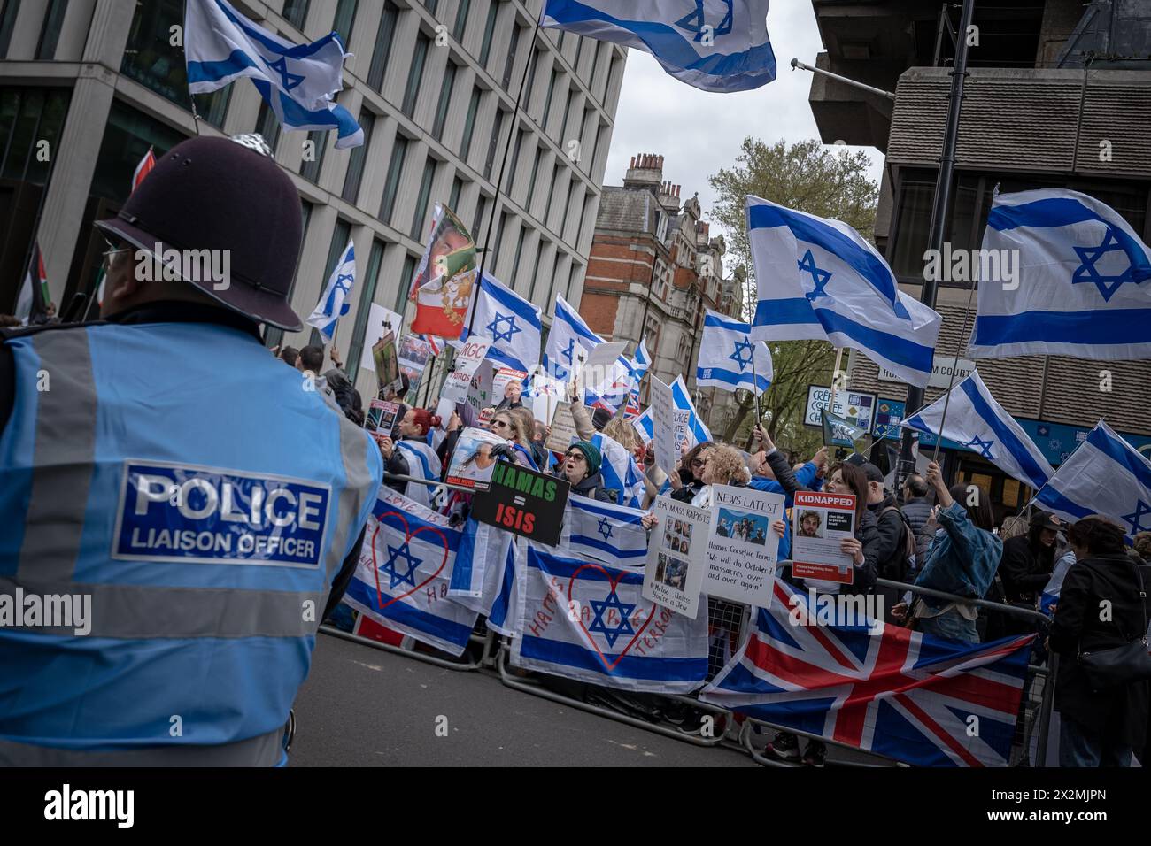 I sostenitori pro-Israele organizzano una contro-protesta contro i sostenitori pro-palestinesi che manifestano vicino alla banca Barclays su Tottenham Court Road, Londra, Regno Unito. Foto Stock