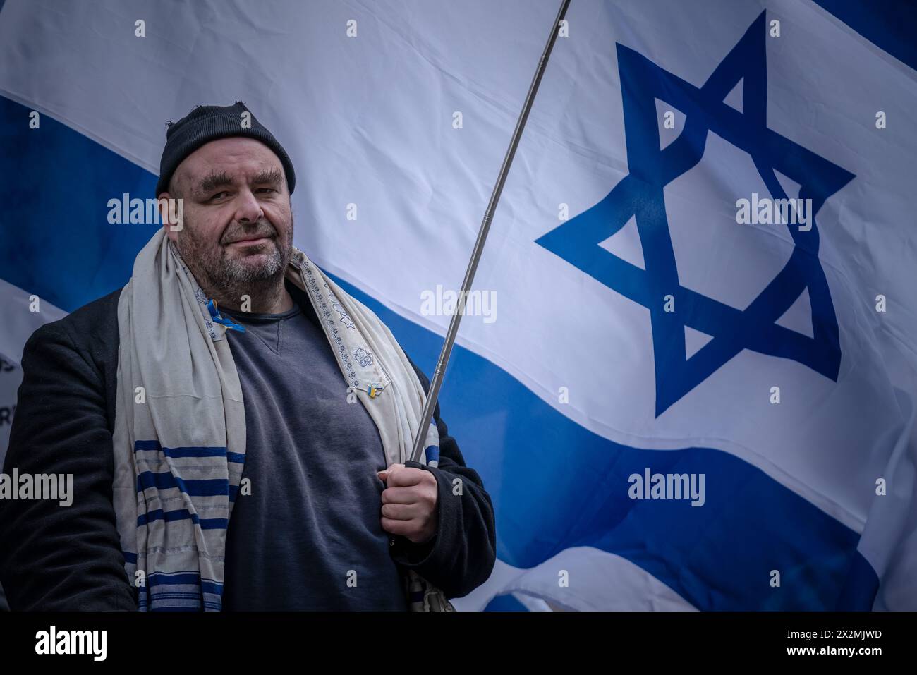 I sostenitori pro-Israele organizzano una contro-protesta contro i sostenitori pro-palestinesi che manifestano vicino alla banca Barclays su Tottenham Court Road, Londra, Regno Unito. Foto Stock