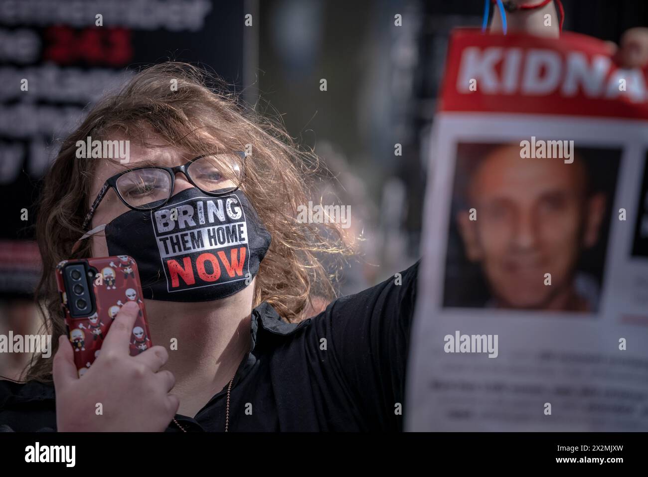 I sostenitori pro-Israele organizzano una contro-protesta contro i sostenitori pro-palestinesi che manifestano vicino alla banca Barclays su Tottenham Court Road, Londra, Regno Unito. Foto Stock