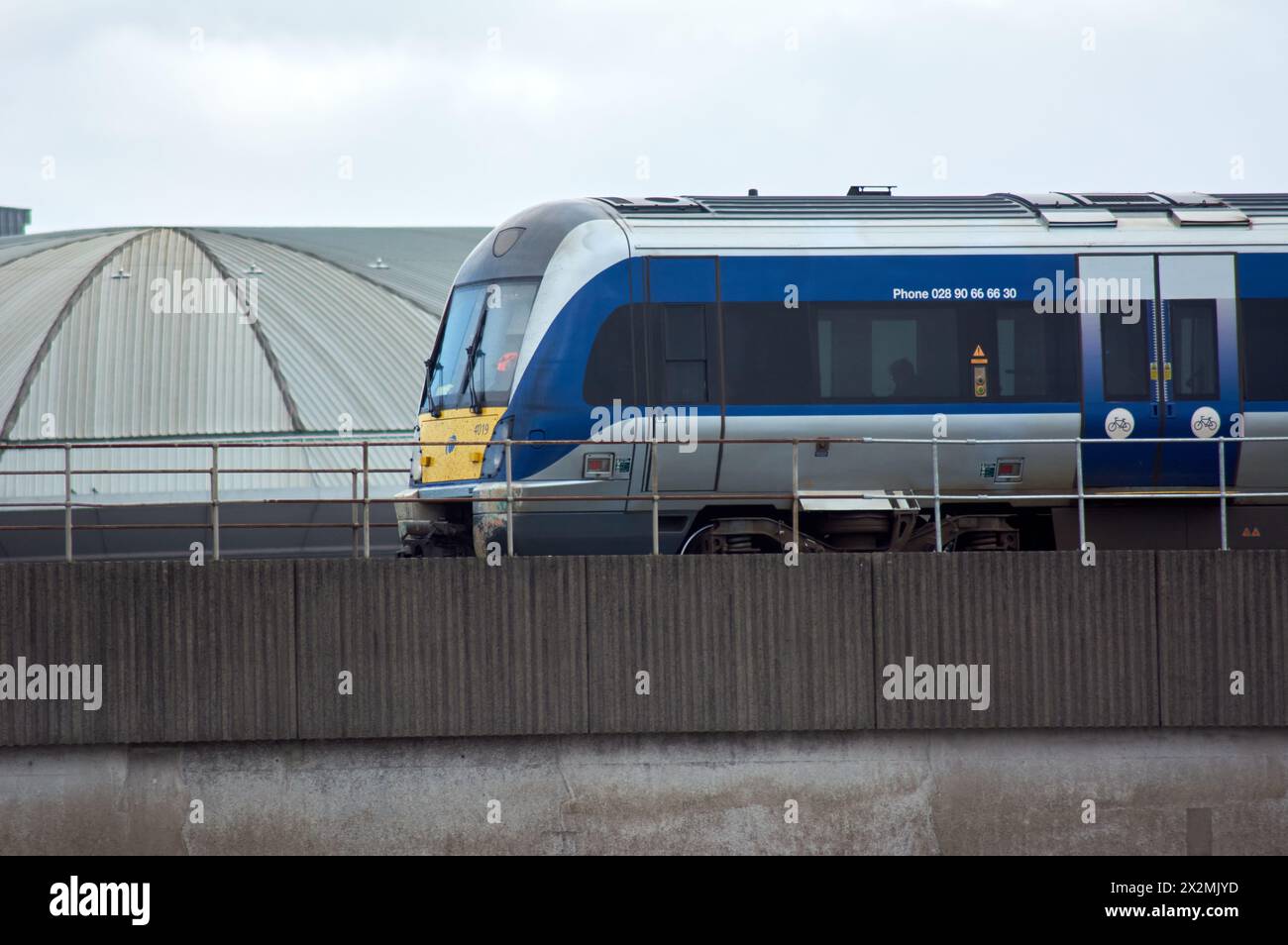 Belfast, Regno Unito 23 04 2024 la Translink si allena a Belfast in seguito all'arresto di un uomo di 20 anni da parte della polizia che indaga sui rapporti di graffiti sui treni. L'arresto è avvenuto ieri lunedì 22 aprile e l'uomo è stato rilasciato su cauzione della polizia in attesa di ulteriori indagini. Belfast Irlanda del Nord credito: HeadlineX/Alamy Live News Foto Stock