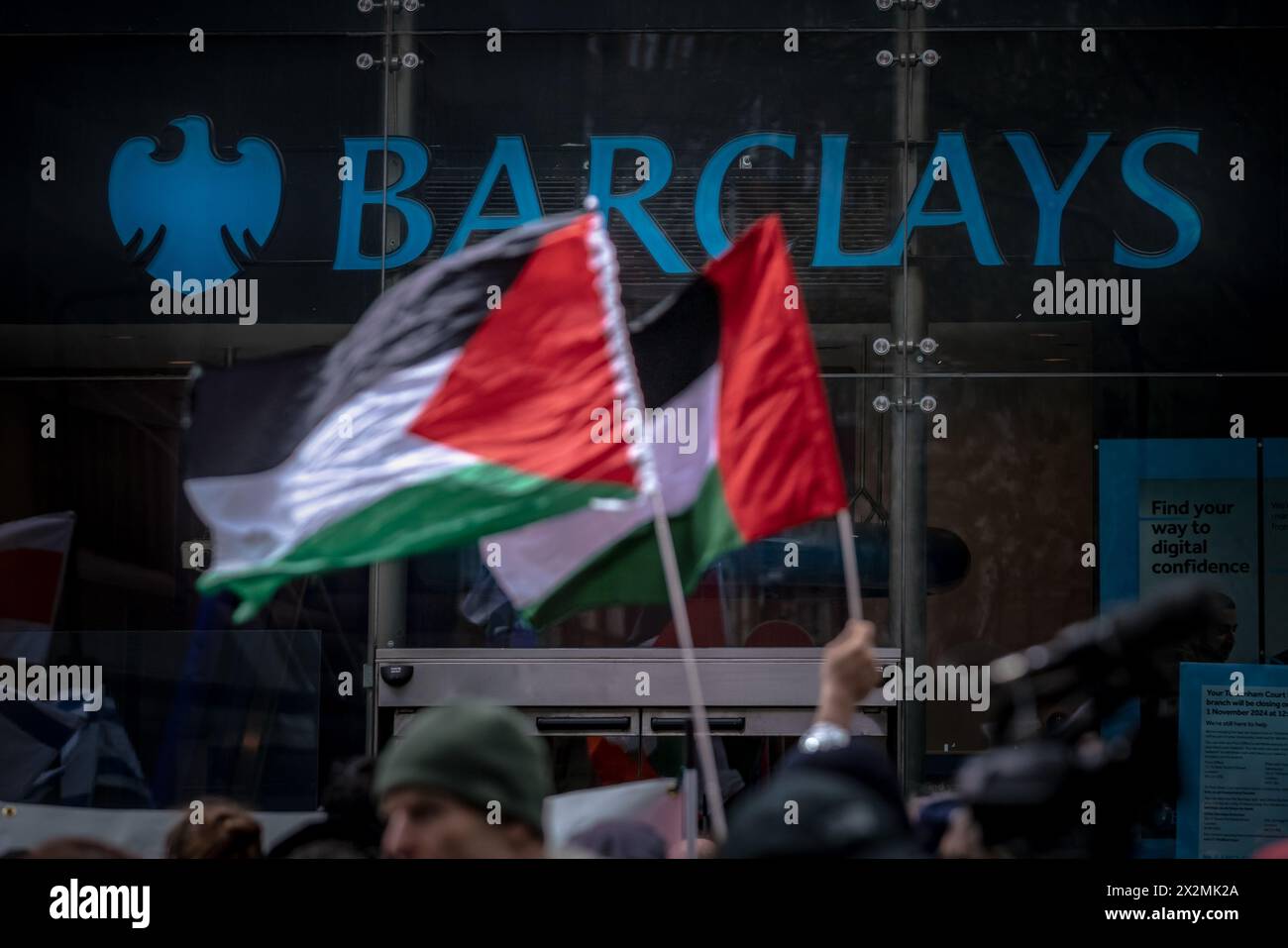 I sostenitori pro-palestinesi manifestano vicino alla banca Barclays su Tottenham Court Road, Londra, Regno Unito. Foto Stock