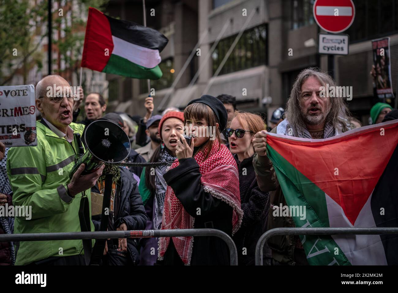 I sostenitori pro-palestinesi manifestano vicino alla banca Barclays su Tottenham Court Road, Londra, Regno Unito. Foto Stock