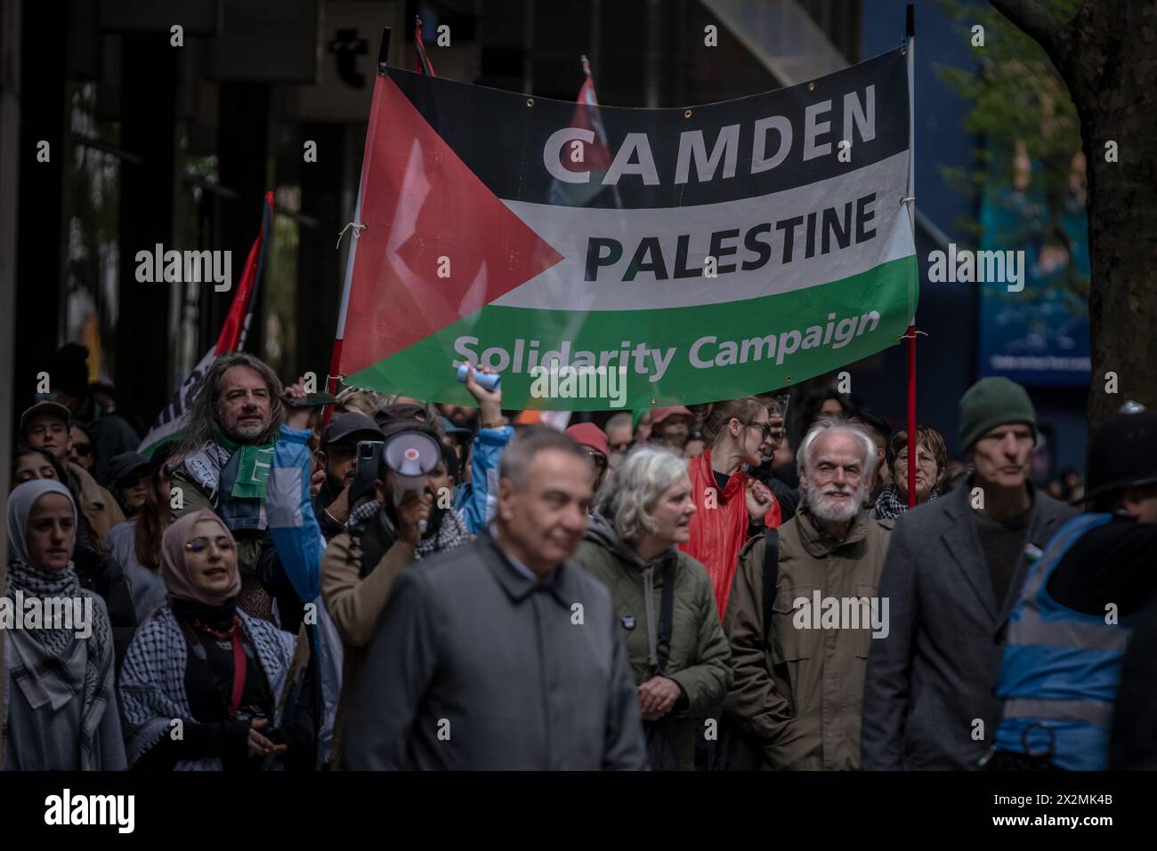 I sostenitori pro-palestinesi manifestano vicino alla banca Barclays su Tottenham Court Road, Londra, Regno Unito. Foto Stock