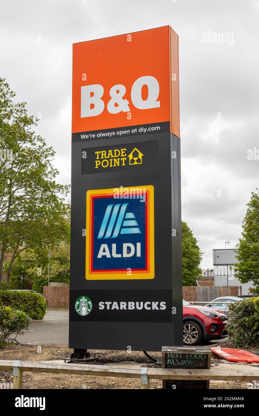Un affollato negozio B&Q, Canterbury, Kent Foto Stock