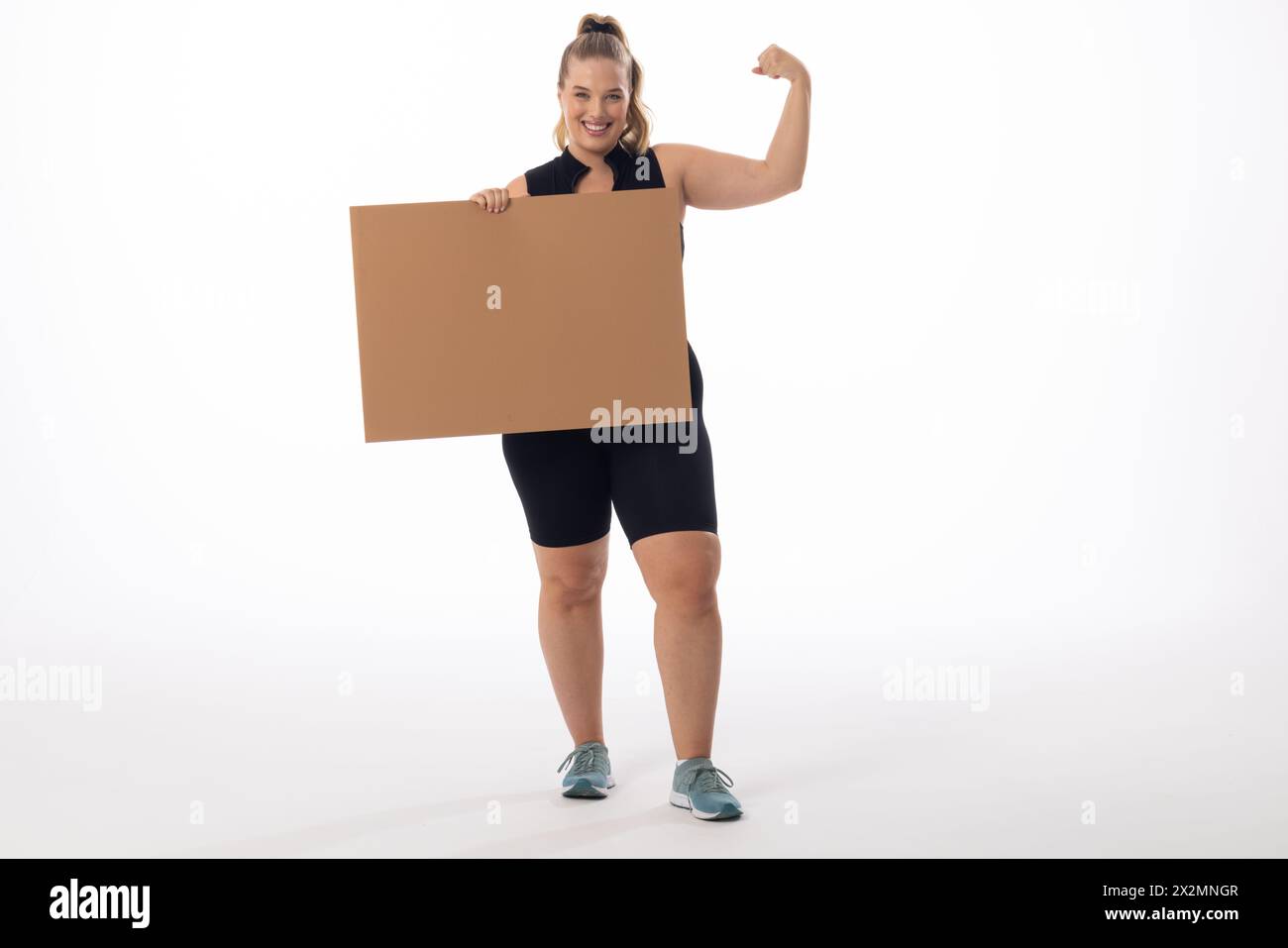 Un modello caucasico di dimensioni maggiori con sfondo bianco contiene un segno e uno spazio di copia Foto Stock