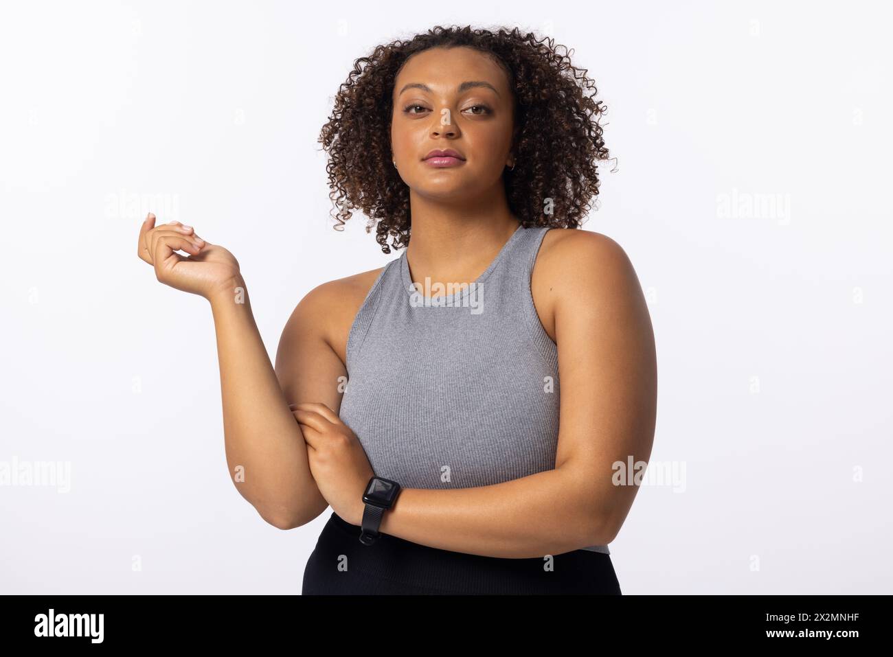 La giovane modella birazziale si posa su sfondo bianco Foto Stock