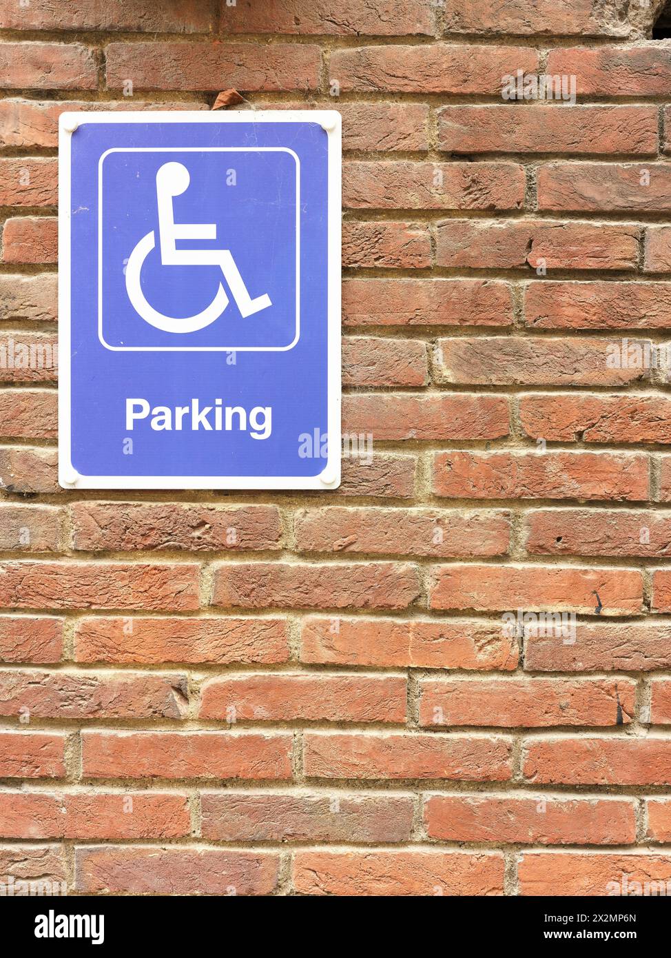 Segnale di parcheggio per disabili obbligatorio all'esterno della parte anteriore di questa casa, segnaletica per disabilitazione, adesivo autoadesivo ad alta adesività (600 mm x 400 mm), distanza di