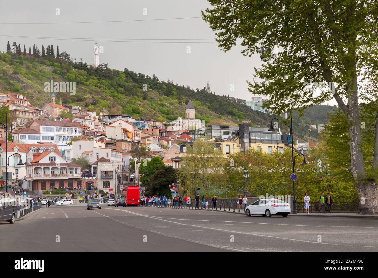 Tbilisi, Georgia - 28 aprile 2019: Vista sulla strada di Tbilisi in una giornata estiva di sole, la gente cammina per la strada Foto Stock