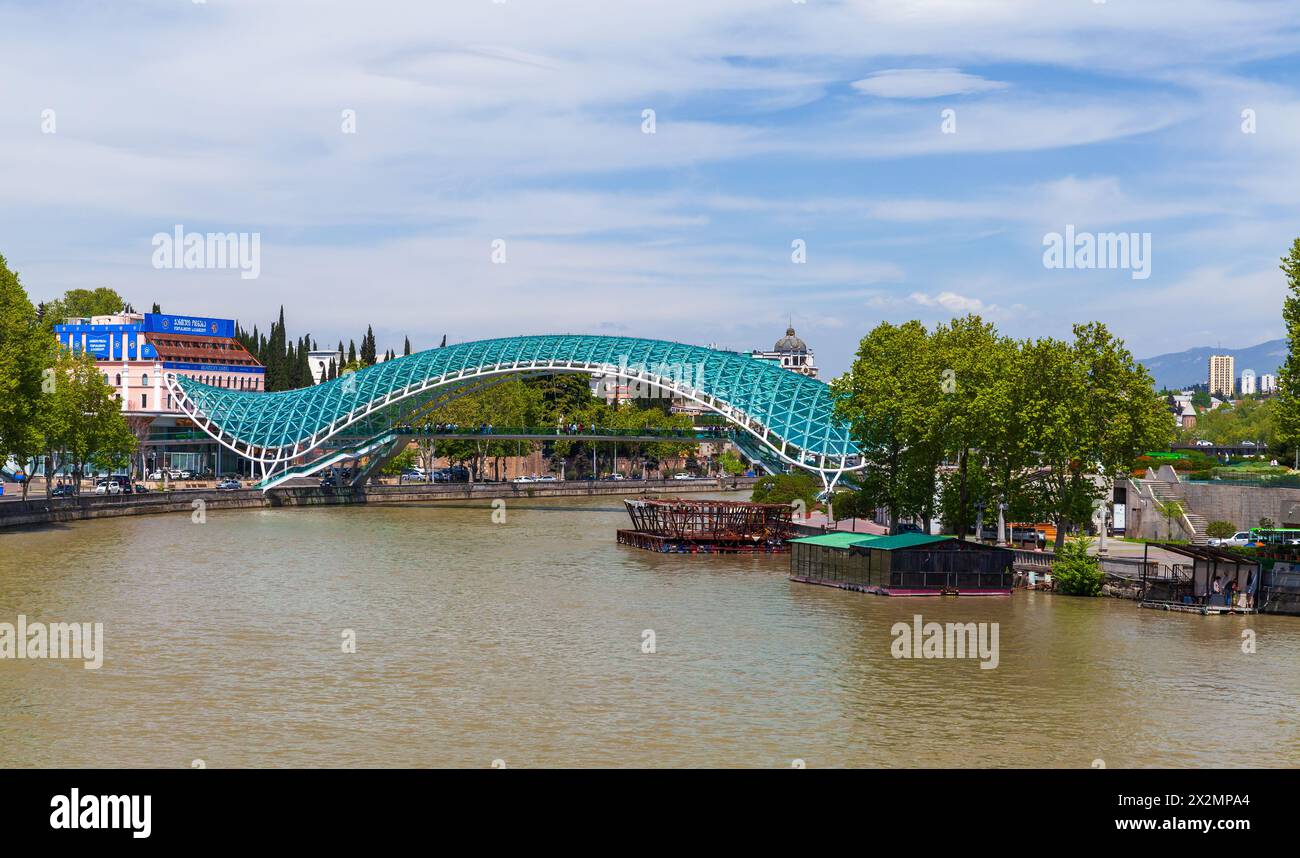 Tbilisi, Georgia - 29 aprile 2019: Paesaggio urbano di Tbilisi con Ponte della Pace Foto Stock
