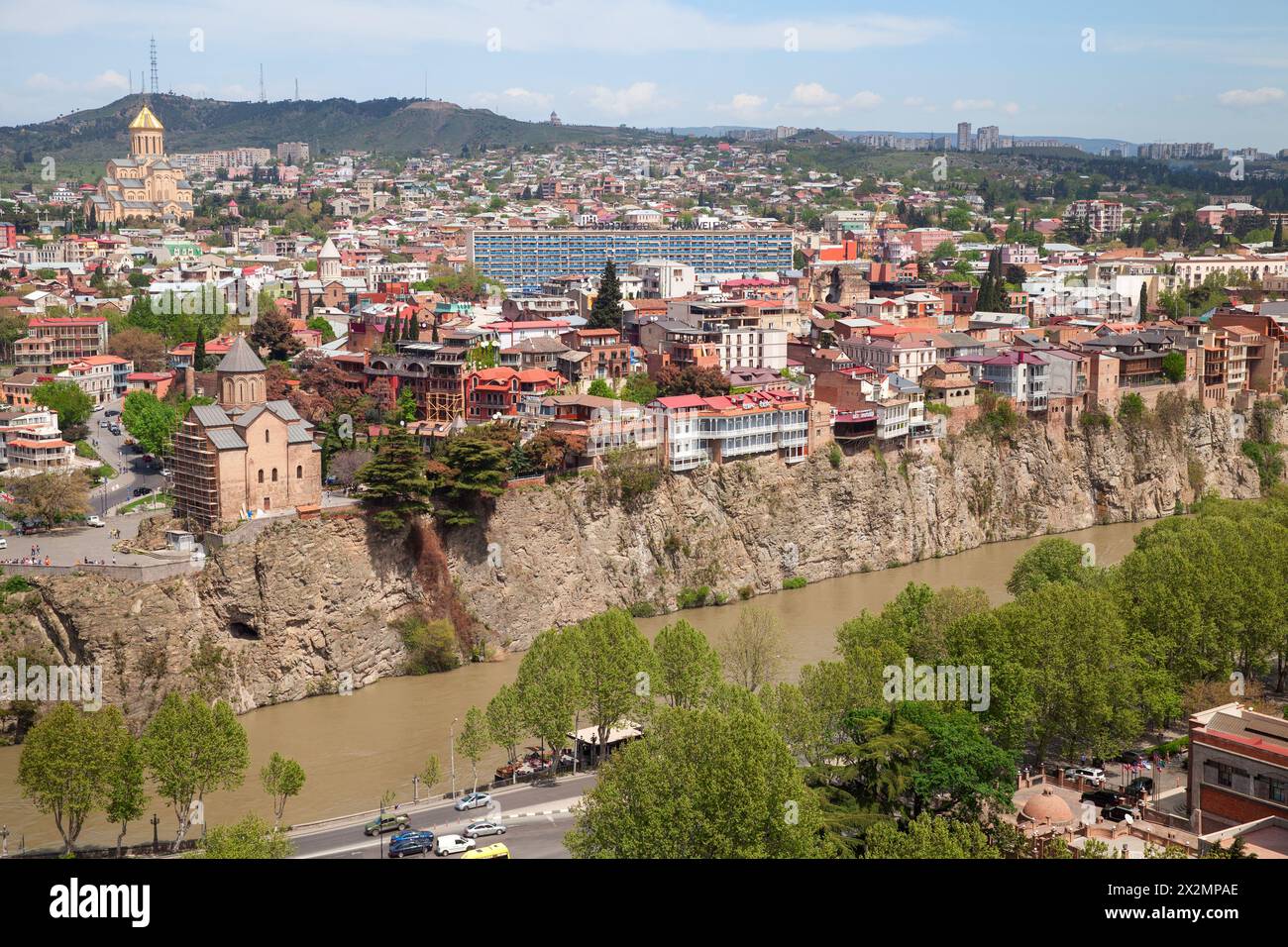 Tbilisi, Georgia - 29 aprile 2019: Vista aerea della vecchia Tbilisi con case e ristoranti sulla costa rocciosa del fiume Kura in una soleggiata giornata estiva Foto Stock