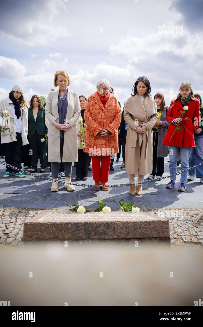 Besuch der KZ Gedenkstaette Sachsenhausen anlaesslich des programms öÄÃ Jugend erinnert öÄÃ . L-R: Lisa Paus Buendnis 90/Die Gruenen, Bundesministerin fuer Familie, Senioren, Frauen und Jugend, Claudia Roth Buendnis 90/Die Gruenen, Staatsministerin fuer Kultur und Medien, Annalena Baerbock Buendnis 90/Die Gruenen, Bundesaussenministerin, legen an an einem Gedenkstein Blumen nieder nieder Blumen. Oranienburg, 23.04.2024. Fotografiert im Auftrag des Auswaertigen Amtes Oranienburg Deutschland *** visita al Memoriale del campo di concentramento di Sachsenhausen in occasione del programma öÄÃ Youth Remmembers öÄÃ L R Lisa Foto Stock