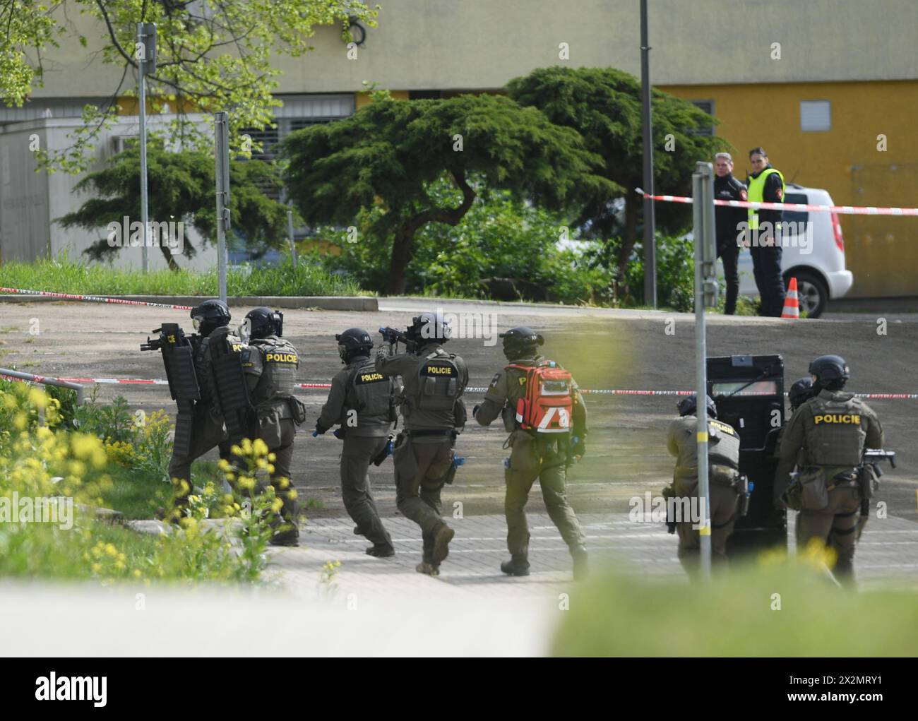 Usti nad Labem, Repubblica Ceca. 23 aprile 2024. Esercitazione universitaria - simulazione di un attacco armato al campus, ha avuto luogo in un campus della Jan Evangelista Purkyne University di Usti nad Labem, Repubblica Ceca, 23 aprile 2024. Crediti: Jan Stastny/CTK Photo/Alamy Live News Foto Stock