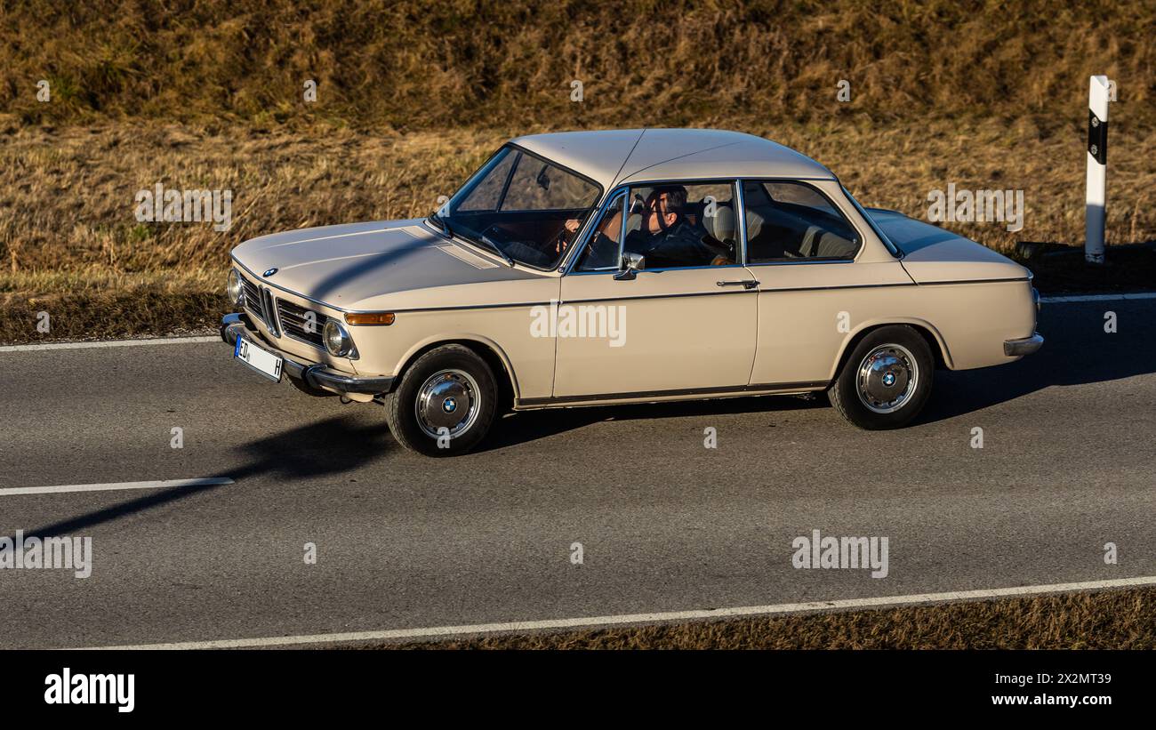 Halbergmoos, Germania - 1. Gennaio 2021: Ein BMW 2002 der Seire BMW 02. Die Mittelklasse-Baureihe wurde zwischen aprile 1966 und Juli 1977 gebaut - h Foto Stock