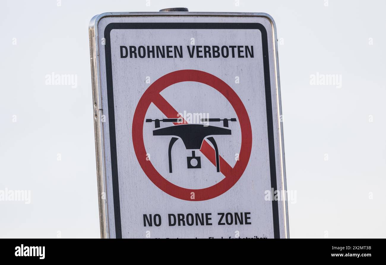 Halbergmoos, Germania - 1. Gennaio 2021: BEI Flughafen München stehen Schilder, Die Besucher darauf hinweisen, dass man nicht mit Drohnen fliege Foto Stock
