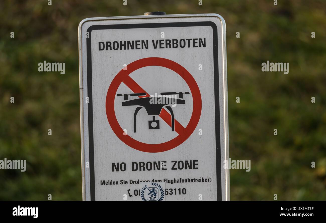 Halbergmoos, Germania - 1. Gennaio 2021: BEI Flughafen München stehen Schilder, Die Besucher darauf hinweisen, dass man nicht mit Drohnen fliege Foto Stock