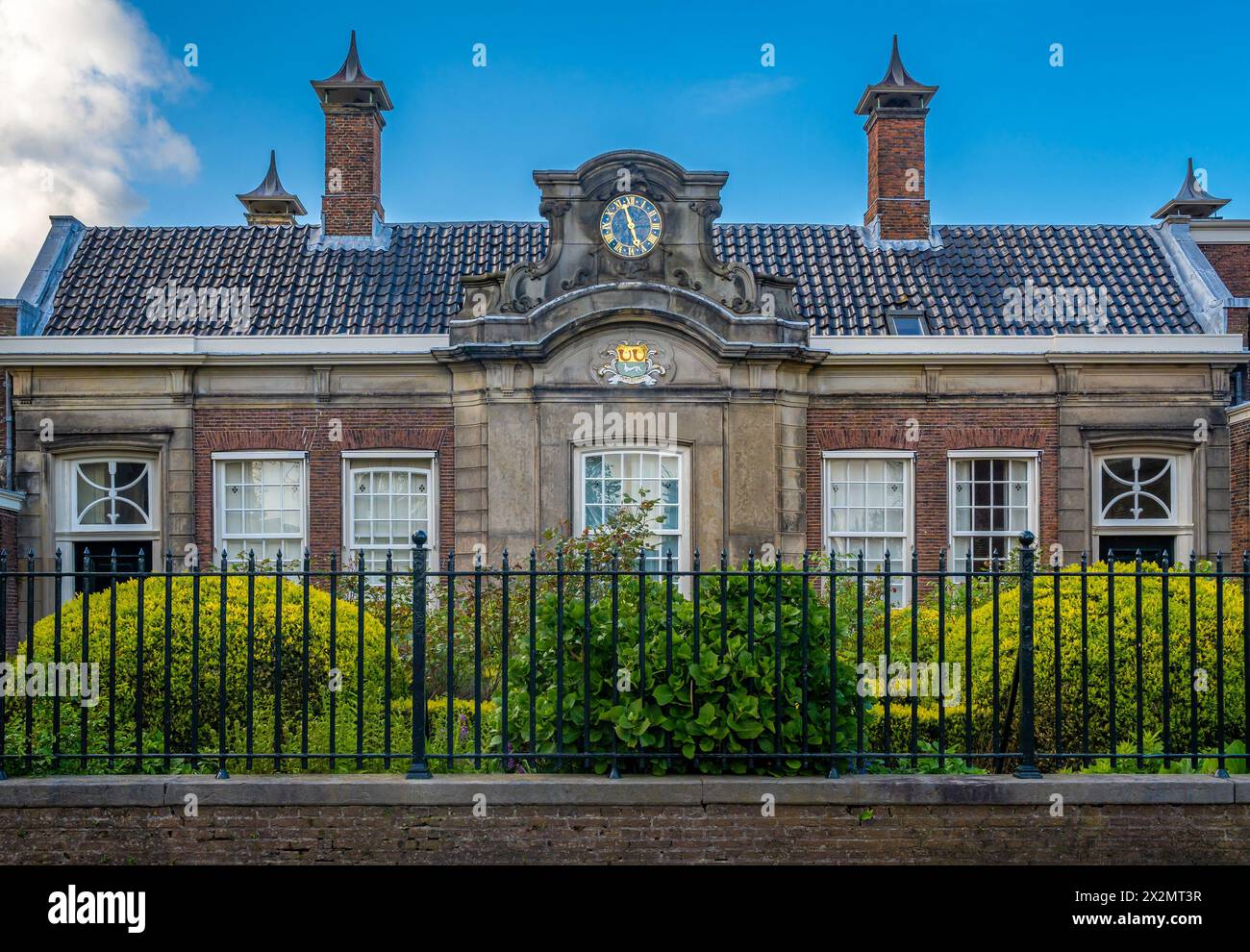 Haarlem, Paesi Bassi, 20.04.2024, Vista frontale del cortile storico di Hofje van Noblet ad Haarlem Foto Stock