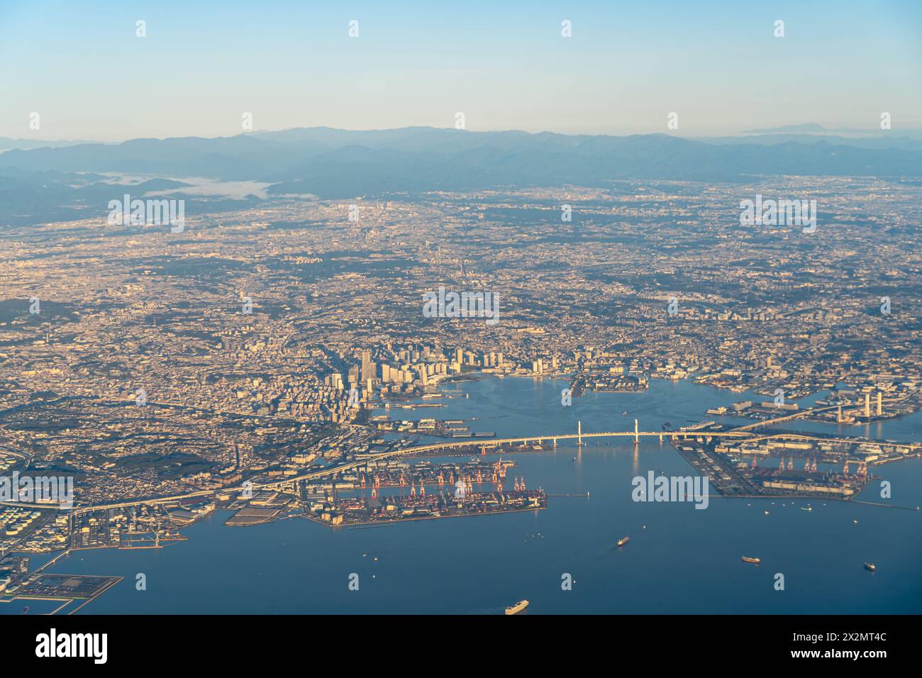 Vista aerea della città di Yokohama, Kawasaki City e Ota città in orario di alba con cielo azzurro orizzonte sfondo, Tokyo, Giappone Foto Stock