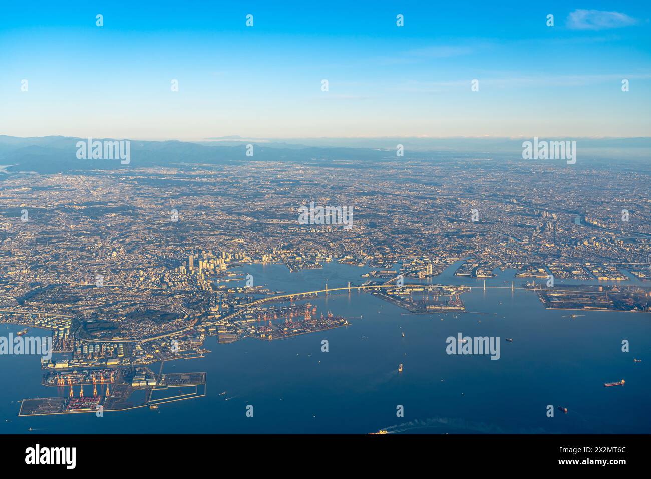 Vista aerea della città di Yokohama, Kawasaki City e Ota città in orario di alba con cielo azzurro orizzonte sfondo, Tokyo, Giappone Foto Stock