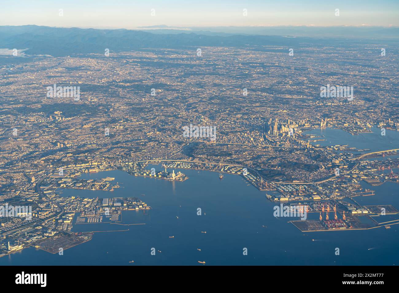 Vista aerea della città di Yokohama, Kawasaki City e Ota città in orario di alba con cielo azzurro orizzonte sfondo, Tokyo, Giappone Foto Stock
