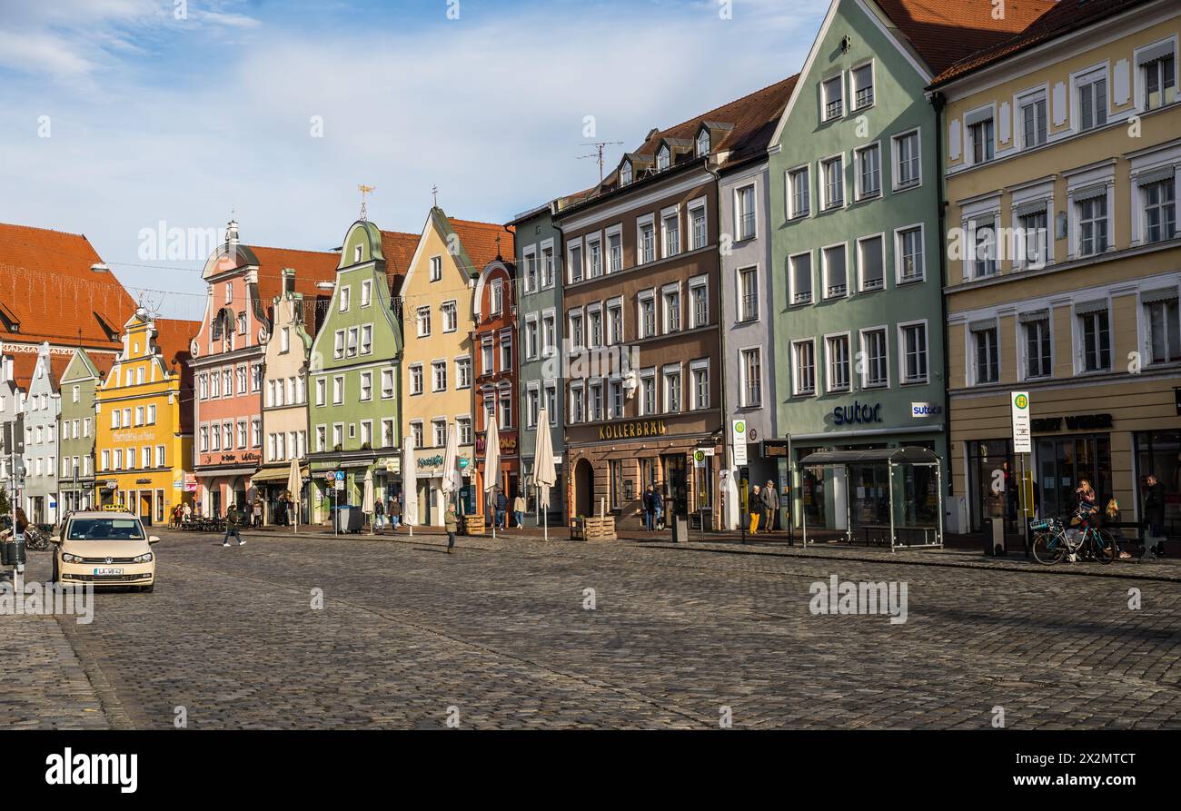 Landshut, Germania - 2. Gennaio 2021: In der wunderschönen Altstadt von Landsberg stehen zahlreiche historische Häuser. Foto Stock