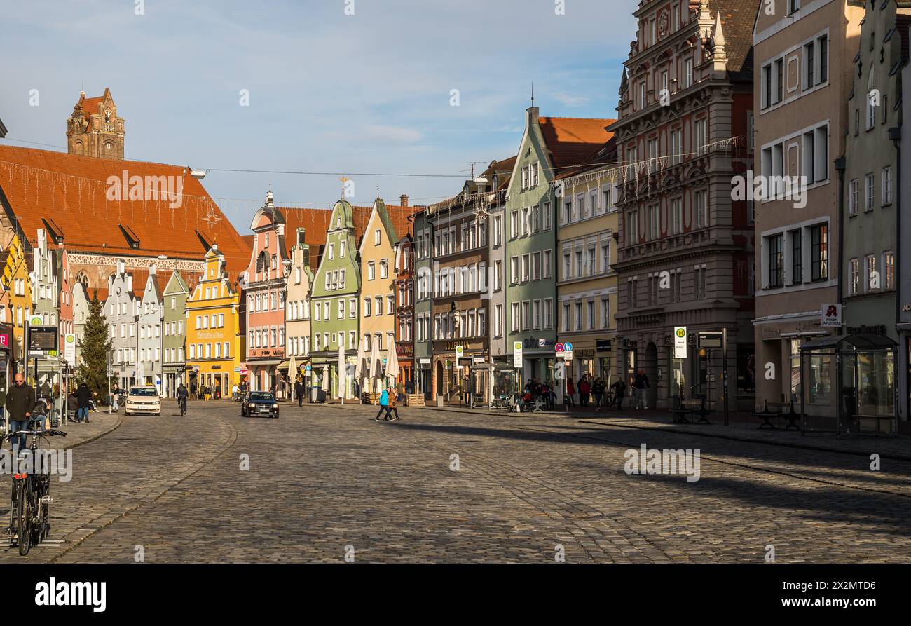 Landshut, Germania - 2. Gennaio 2021: In der wunderschönen Altstadt von Landsberg stehen zahlreiche historische Häuser. Foto Stock