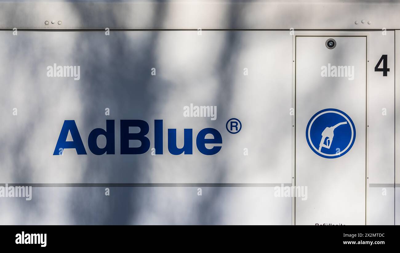 Laufenburg, Germania - 8. Febbraio 2022: AdBlue wird bei Dieselfahrzeugen gebraucht. Foto Stock