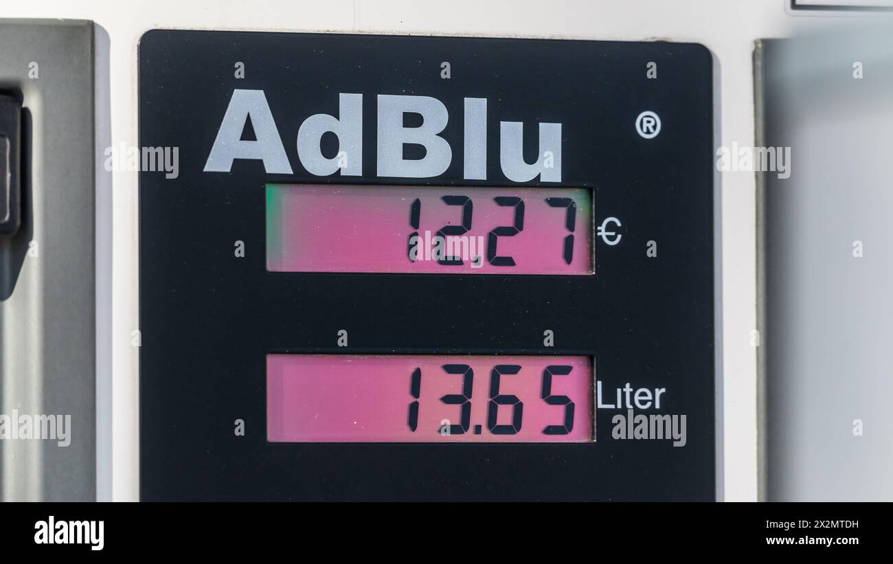 Laufenburg, Germania - 8. Febbraio 2022: AdBlue wird bei Dieselfahrzeugen gebraucht. Foto Stock