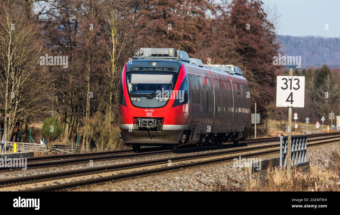 Laufenburg, Germania - 13. Febbraio 2022: Ein Bombardier Talent der deutschen Bahn unterwegs von Lauchringen zum Bahnhof Laufenburg a Süddeutschlan Foto Stock