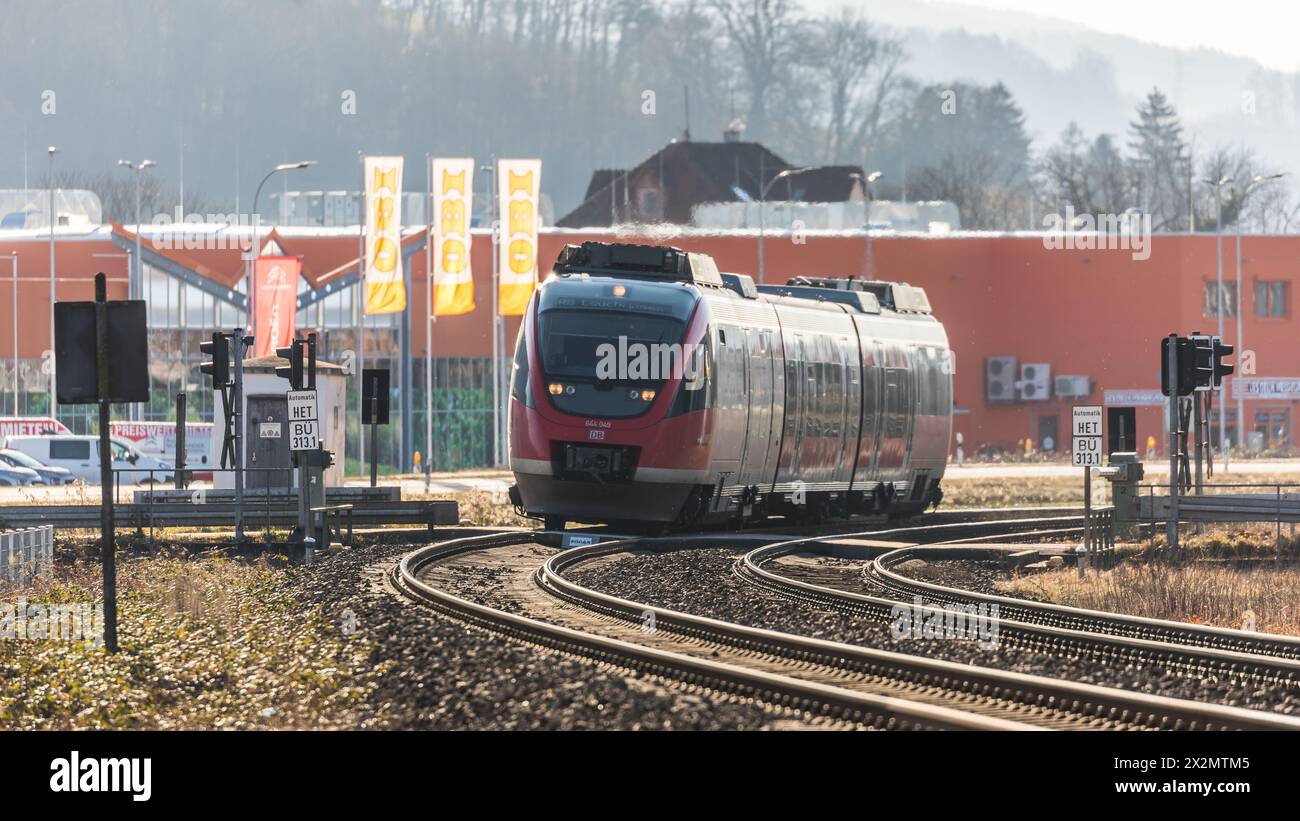 Laufenburg, Germania - 13. Febbraio 2022: Ein Bombardier Talent der deutschen Bahn unterwegs von Laufenburg zum Bahnhof Lauchringen a Süddeutschlan Foto Stock
