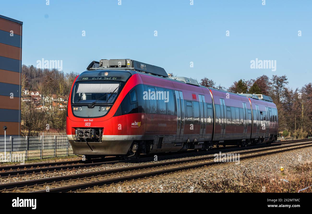 Laufenburg, Germania - 13. Febbraio 2022: Ein Bombardier Talent der deutschen Bahn unterwegs von Lauchringen zum Bahnhof Laufenburg a Süddeutschlan Foto Stock