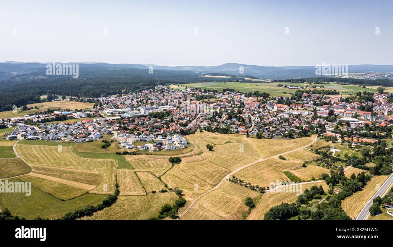 Blick auf die Dächer der süddeutschen Gemeinde Bonndorf im Schwarzwald. Die Gemeinde liegt im Schwarzwald. (Bonndorf im Schwarzwald, Deutschland, 18,0 Foto Stock