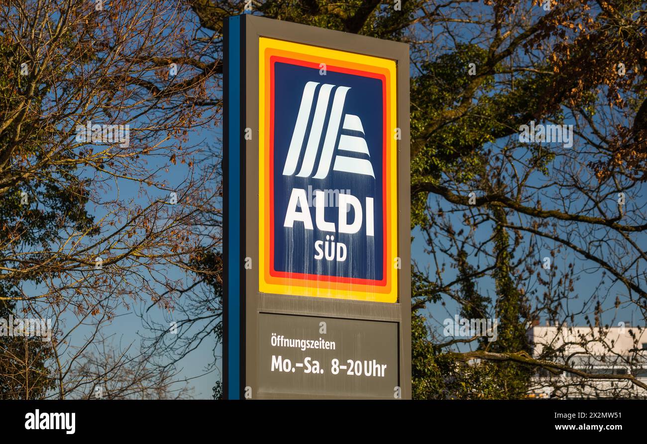 Schild der Aldi Süd Filiale a Waldshut-Tiengen a Süddeutschland. (Waldshut-Tiengen, Deutschland - 8. Febbraio 2022). Foto Stock