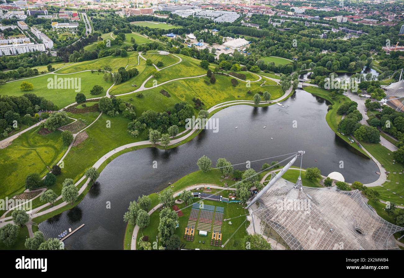 Der Olympiasee scheint mit Blick vom über 200 metri hohen Olympiaturm gerade klein. (München, Deutschland, 27.05.2022) Foto Stock