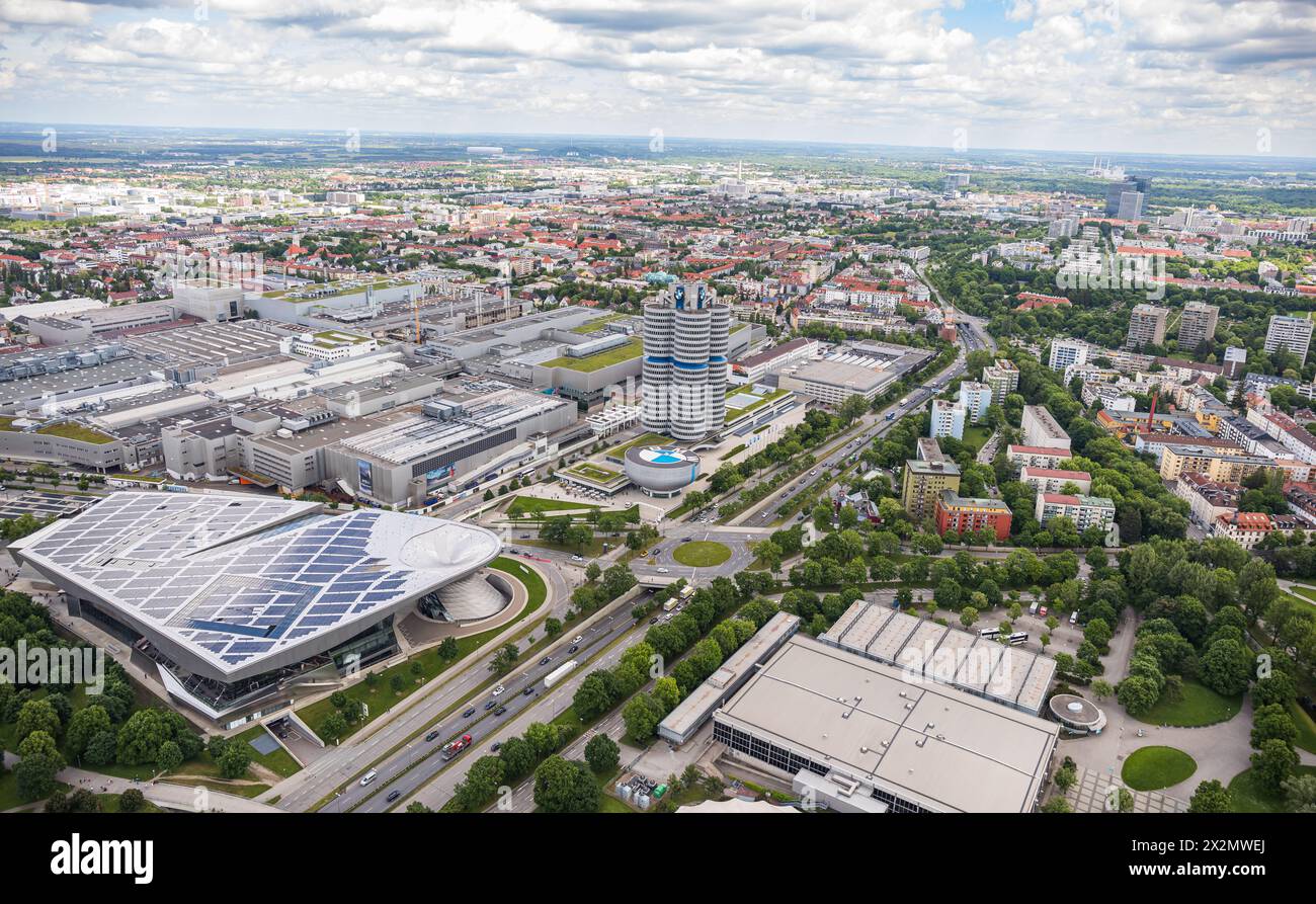 Neben dem Münchner Olympiapark steht das BMW Mueseum und die BMW Welt. Dies ist zugleich der Hauptsitz des deutschen Autobauers. (München, Deutschland Foto Stock