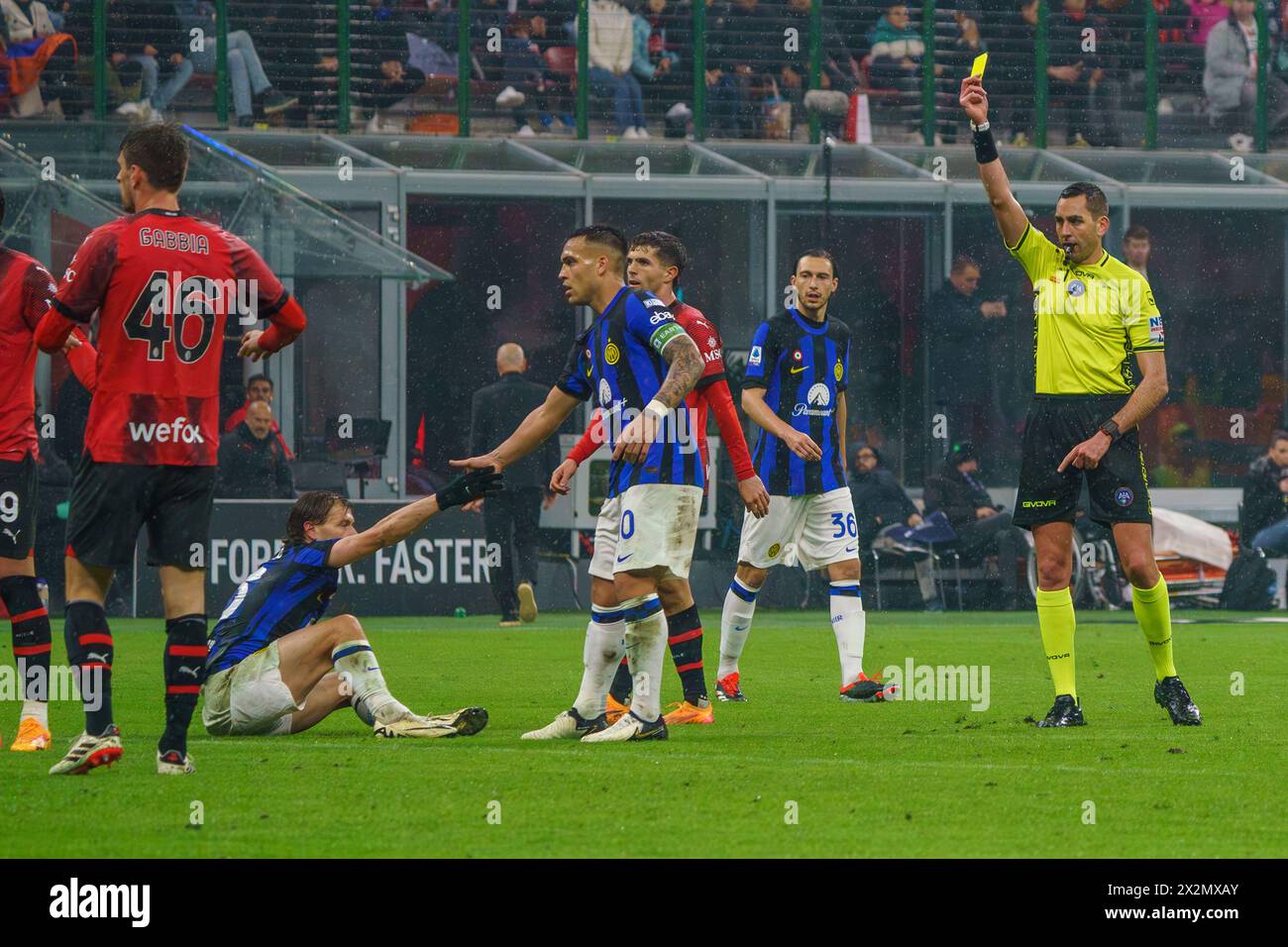 Milano, Italie. 22 aprile 2024. Andrea Colombo, arbitro, mostra il cartellino giallo durante la partita di campionato italiano di serie A tra AC Milan e FC Internazionale il 22 aprile 2024 allo stadio San Siro di Milano - foto Morgese-Rossini/DPPI Credit: DPPI Media/Alamy Live News Foto Stock