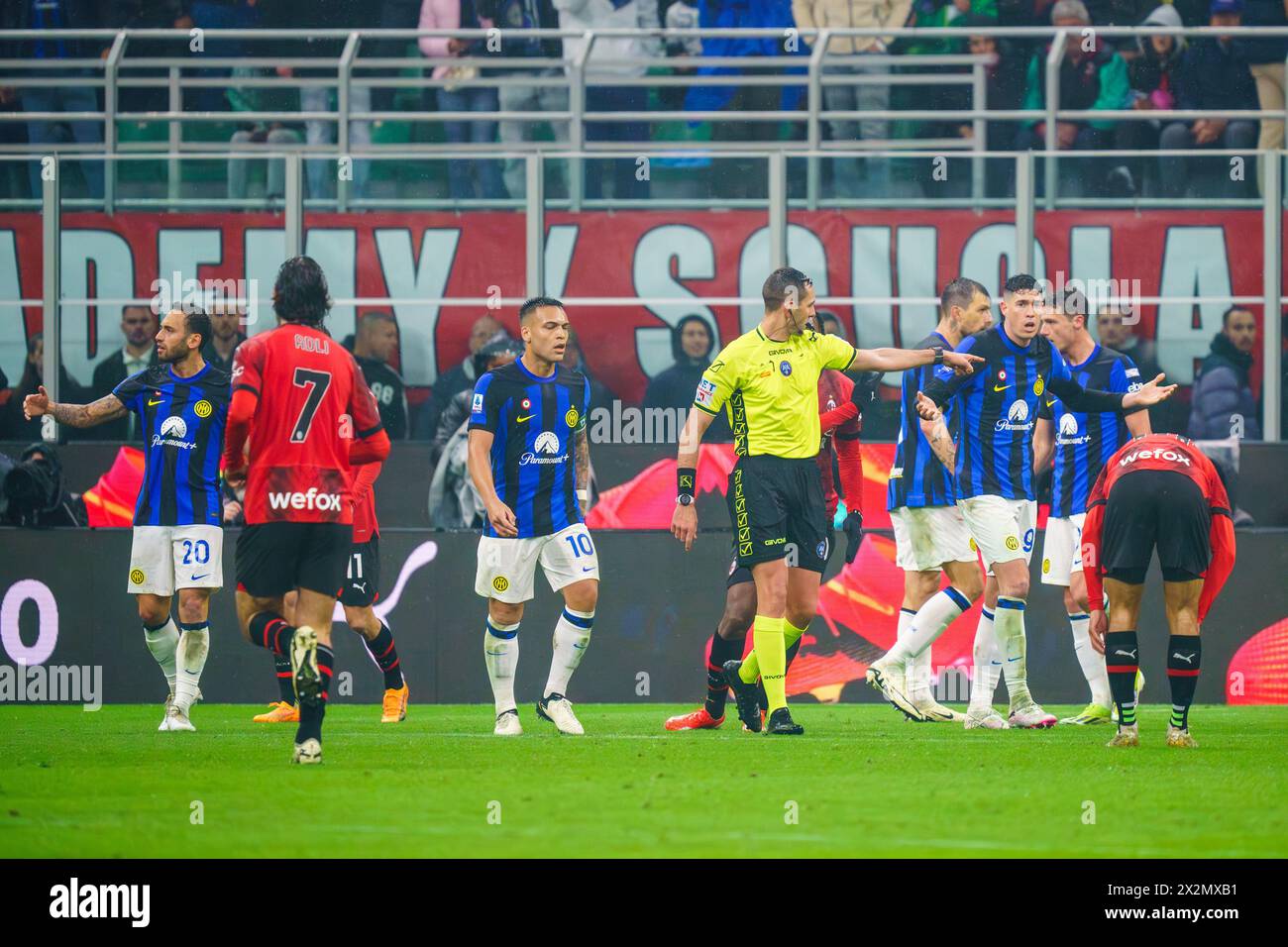 Milano, Italie. 22 aprile 2024. Andrea Colombo, arbitro durante il campionato italiano di serie A tra AC Milan e FC Internazionale il 22 aprile 2024 allo stadio San Siro di Milano - Photo Morgese-Rossini/DPPI Credit: DPPI Media/Alamy Live News Foto Stock