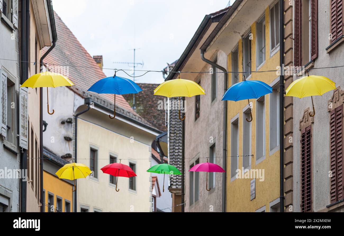 In der Konstanzer Altstadt hängen Regenschirme. In den Farben gelb und blau aus Solidarität mit der Ukraine wegen den kriegerischen Ereignissen im ost Foto Stock