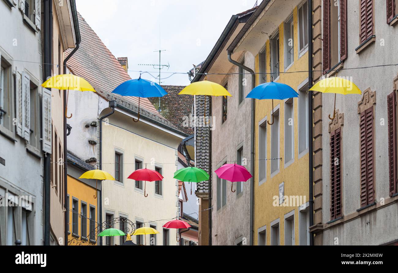 In der Konstanzer Altstadt hängen Regenschirme. In den Farben gelb und blau aus Solidarität mit der Ukraine wegen den kriegerischen Ereignissen im ost Foto Stock