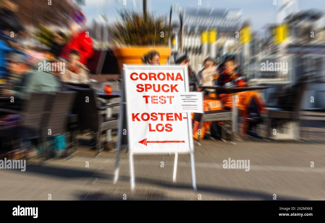 Costanza, Germania - 29. Gennaio 2022: Ein Schild weisst zu einem Corona Spucktest Hin. Dieser ist kostenlos. Foto Stock