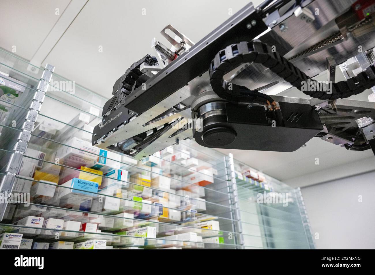 SYMBOL - 23 aprile 2024, Baviera, Breitengüßbach: Un distributore automatico in farmacia seleziona un farmaco per un cliente dal magazzino. Sempre più farmacie si rivolgono all'automazione. (A dpa 'il numero di farmacie continua a diminuire') foto: Pia Bayer/dpa Foto Stock