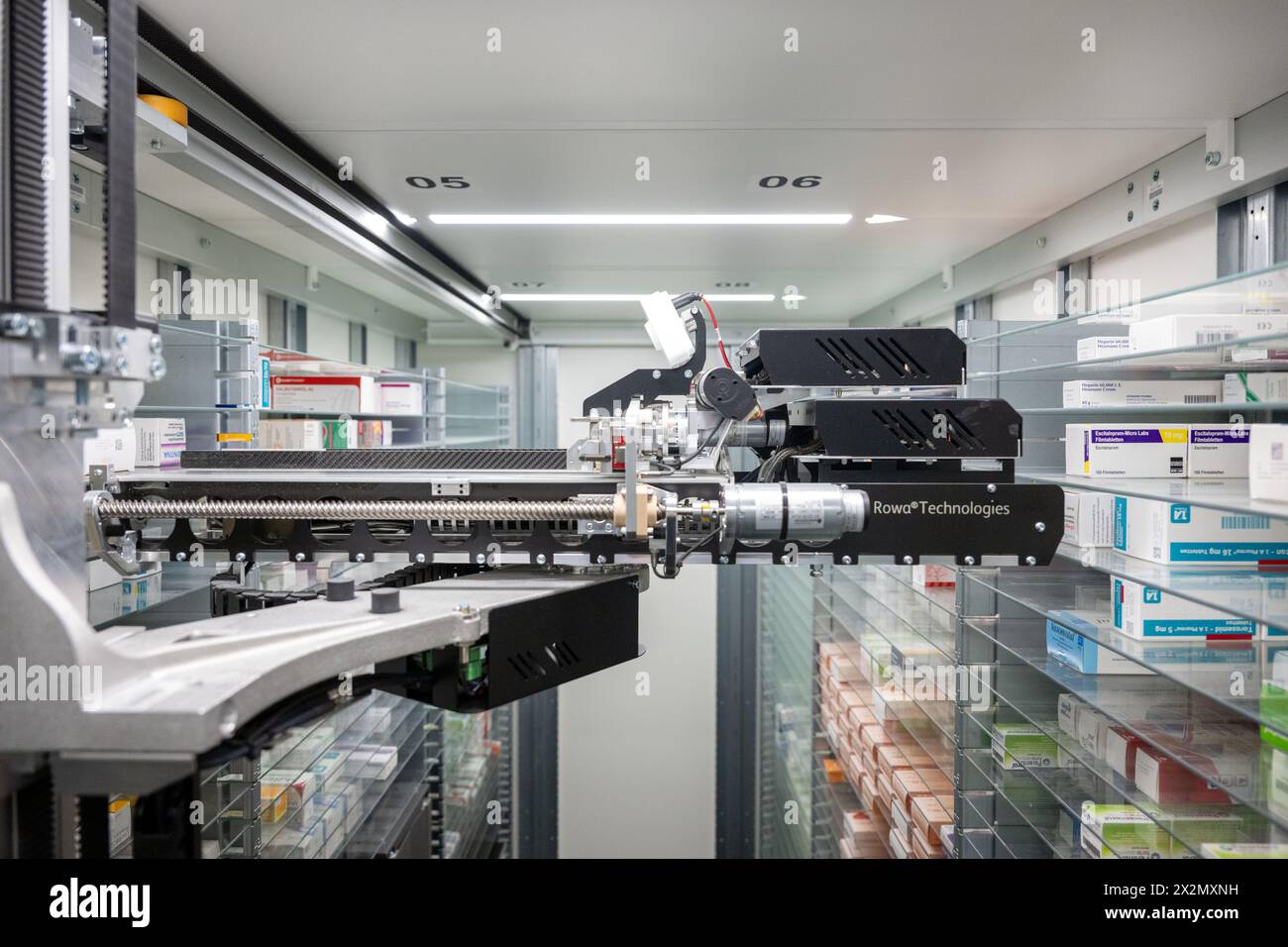 SYMBOL - 23 aprile 2024, Baviera, Breitengüßbach: Un distributore automatico in farmacia seleziona un farmaco per un cliente dal magazzino. Sempre più farmacie si rivolgono all'automazione. (A dpa 'il numero di farmacie continua a diminuire') foto: Pia Bayer/dpa Foto Stock
