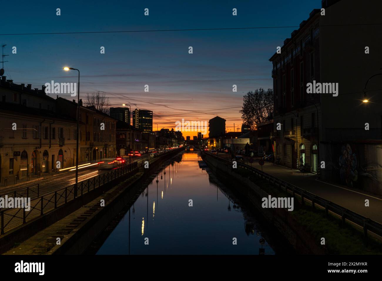 Tramonto sul Naviglio grande a Milano. Foto Stock