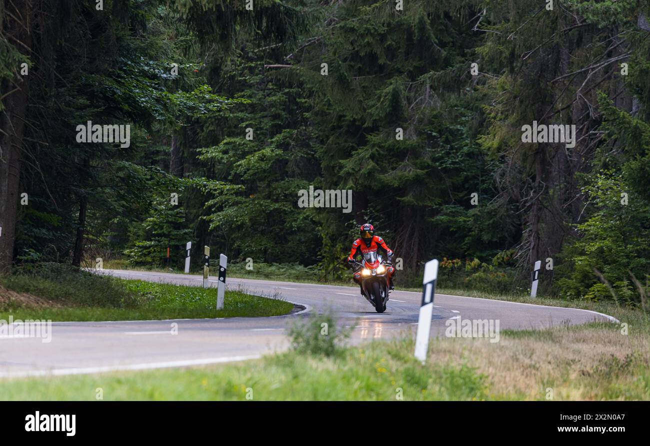 Ein Motorradfahrer geniesst im Südschwarzwald eine Ausfahrt auf seinem Zweirad. (Bonndorf im Schwarzwald, Deutschland, 01.08.2022) Foto Stock