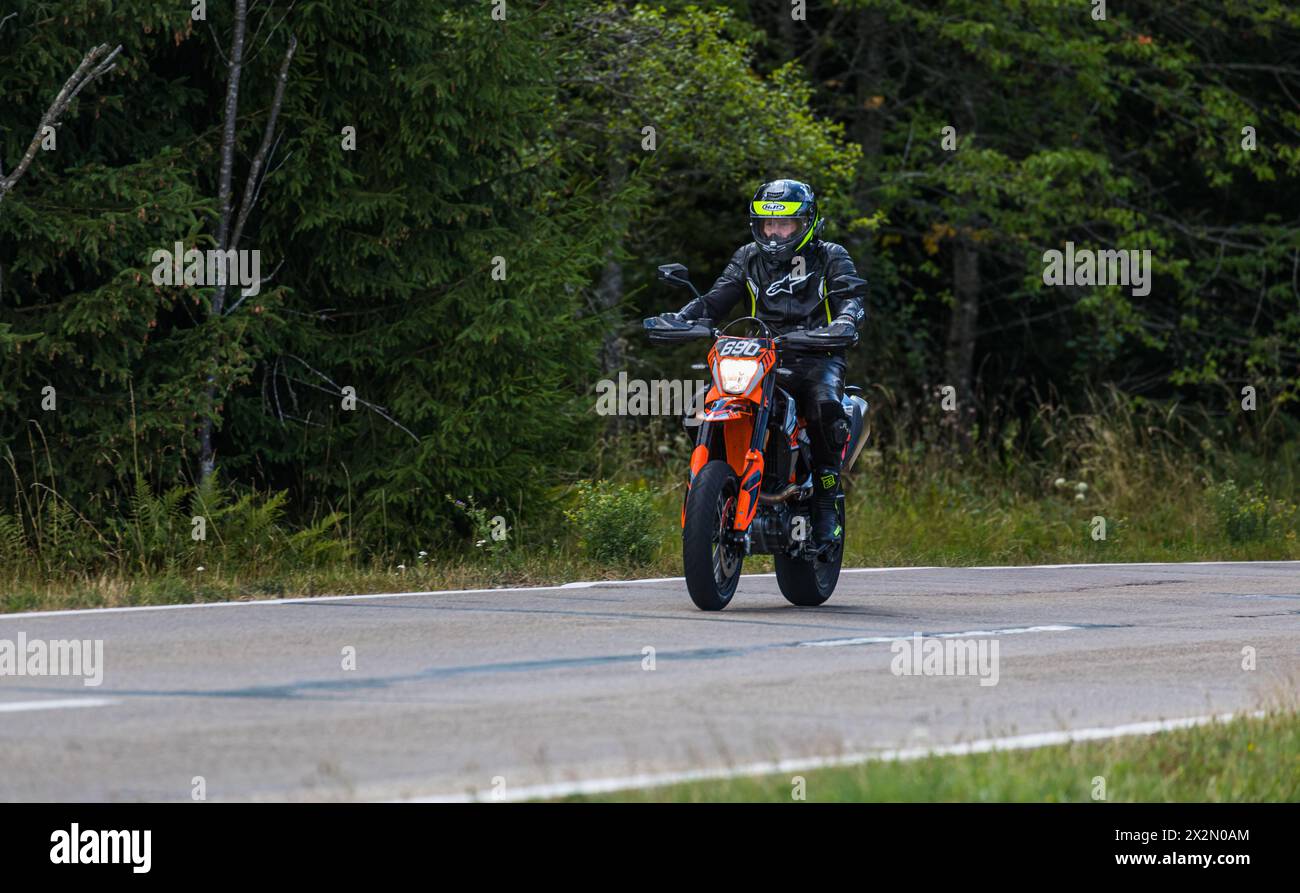 Ein Motorradfahrer geniesst im Südschwarzwald eine Ausfahrt auf seinem Zweirad. (Bonndorf im Schwarzwald, Deutschland, 01.08.2022) Foto Stock