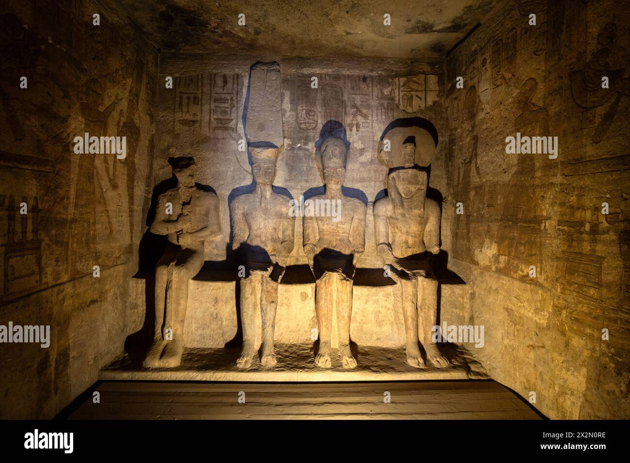 Abu Simbel, Egitto - novembre 28 2023: Santuario interno con statue degli dei Ra e Amon Re e Ramses II all'interno del tempio Abu Simbel vicino ad Assuan, nella Nubia Foto Stock