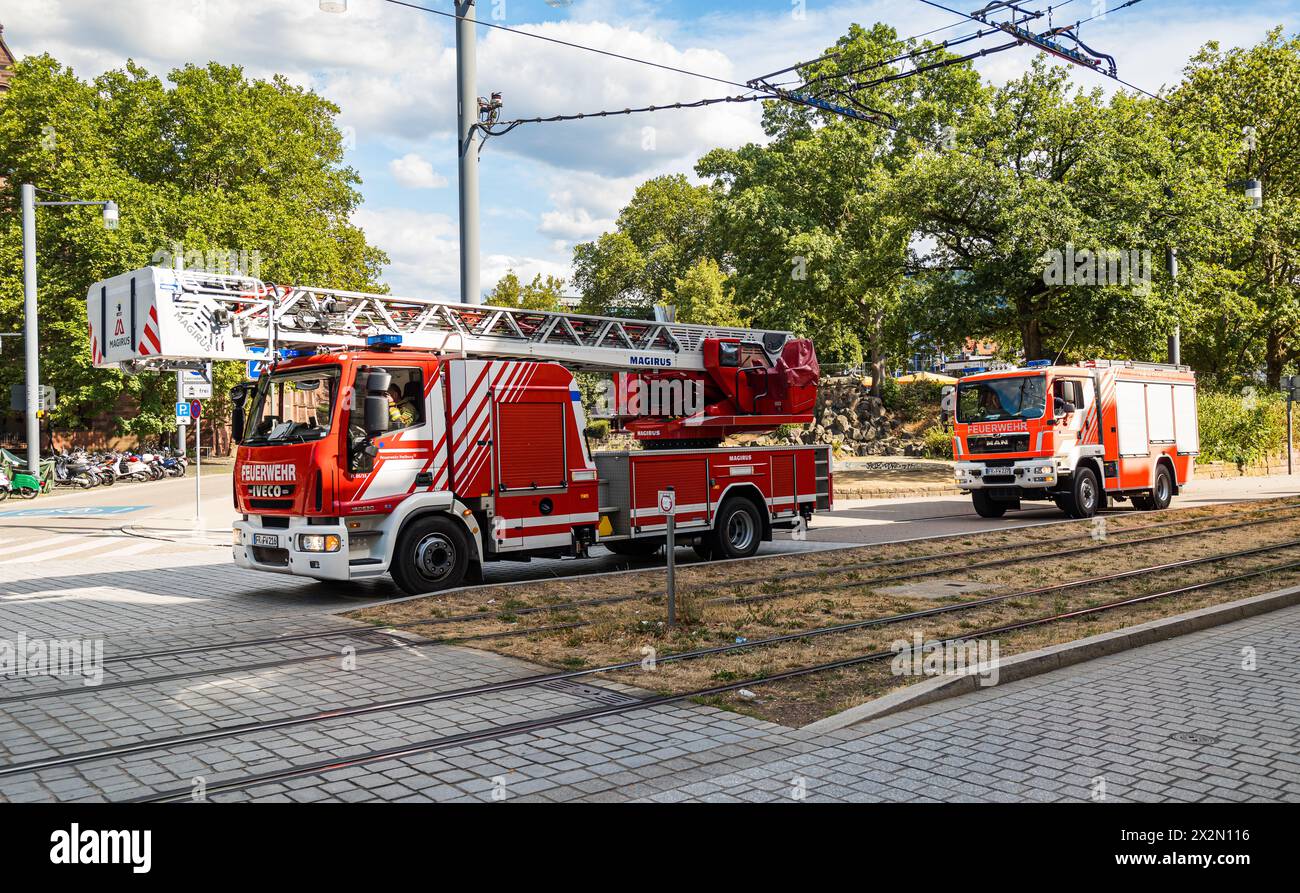 Ein weitere Löschzug ist mit Blaulicht unterwegs zum Balkonbrand an der Belfortstrasse. (Friburgo in Brisgovia, Deutschland, 07.08.2022) Foto Stock