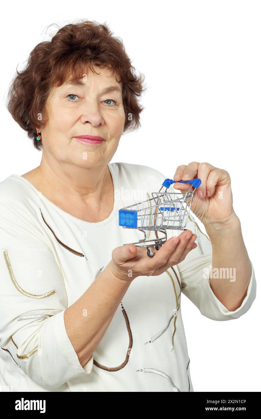 Una donna anziana tiene in mano un carrello giocattolo Foto Stock