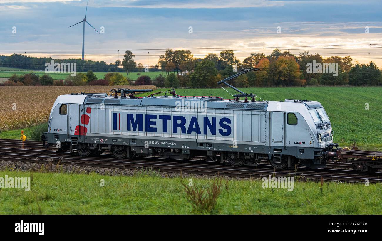 Eine Elektrolokomotive von Metrans vom Typ Bombardier Traxx AC3 zieht auf dem Bahnnetz der Deutschen Bahn einen Güterzug. (Hebertshausen, Deutschland, Foto Stock