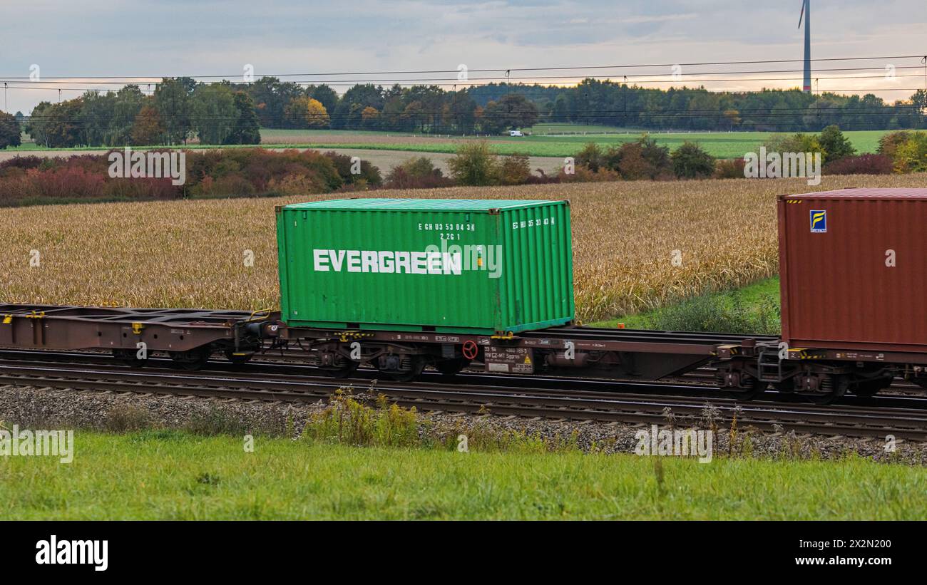 Ein Schiffscontainer der firma Evergreen wird auf einem Güterzug auf der Bahnstrecke München in Richtung Nürnberg durch Deutschland transportiert. (Lui Foto Stock