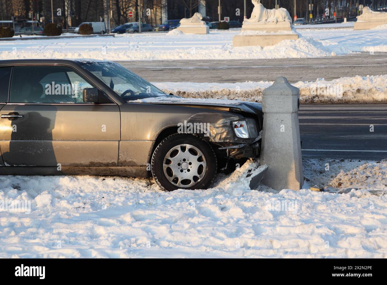 VIENNA - 10 FEBBRAIO: L'auto si schiantò contro la poleone di cemento il 10 febbraio 2012 a Vienna, Austria. In Austria ogni anno in incidenti stradali ne sono morti più di 6 Foto Stock